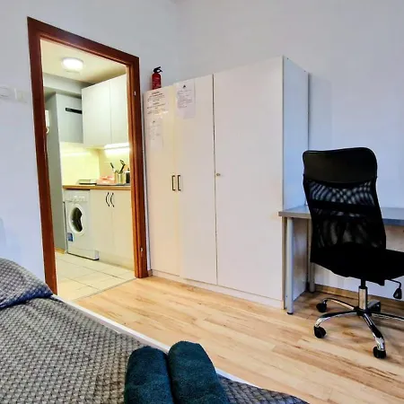 Cosy In District-free Parking With Gate! وودج